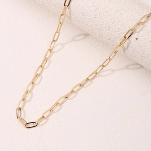 Élégant collier chaîne trombone doré avec maillons rectangulaires minimalistes