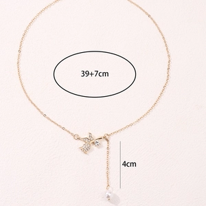 Élégant collier pendentif ange doré avec cristaux scintillants et goutte de perle blanche