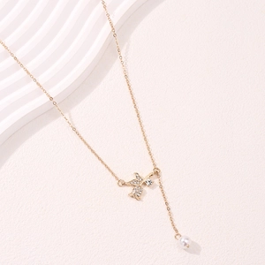 Collier élégant tulipe dorée avec des strass étincelants et une perle blanche ronde