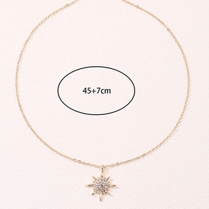 Collana con ciondolo a stella a otto punte dorata con pietre bianche e catena 45+7cm