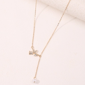 Collier élégant en or avec rose en cristaux et pendentif perle blanche pour femme