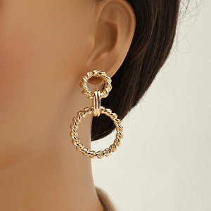 Elegante goldene Doppelring-Ohrringe mit strukturierter geflochtener Metalloberfläche