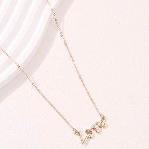 Collier minimaliste en or avec pendentif lettre LOVE et chaîne fine pour femme