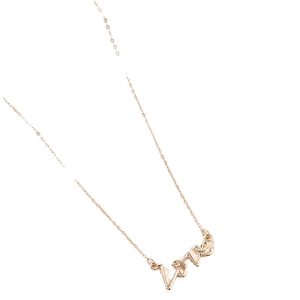 Collier élégant avec pendentif lettres LOVE en or rose et chaîne fine sur fond blanc