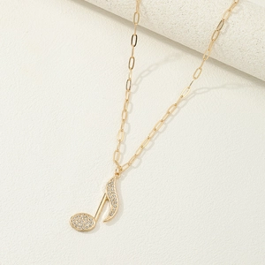 Collana con nota musicale dorata con strass scintillanti su una catena a graffetta
