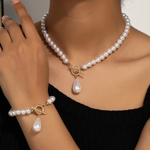 Set Di Collana E Bracciale Con Künstliche Perle Sintetiche Chiusura A Levetta E Ciondolo Barocco A Goccia Per Donna