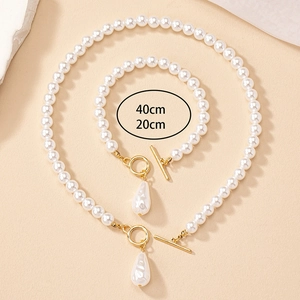 Set collana e bracciale di perle classiche con chiusura OT dorata e pendente barocco