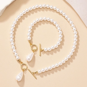 Set collana e bracciale di perle classiche con chiusura a levetta dorata e ciondolo barocco
