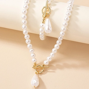 Set collana e bracciale di perle con chiusura a T dorata e ciondolo a perla a goccia