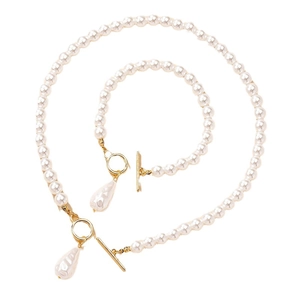 Set di gioielli classici con perle, collana e bracciale con chiusura a barra dorata