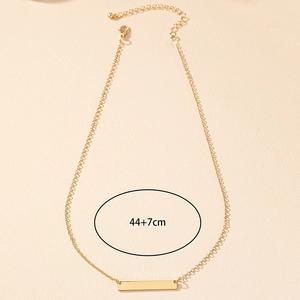 Détail du collier à pendentif rectangle doré avec chaîne réglable de 44+7cm et fermoir