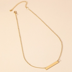 Collier minimaliste en or avec pendentif rectangulaire géométrique et chaîne ajustable fine