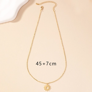 Detailansicht der goldenen Sonnenkette mit verstellbarer 45+7cm Kette und Karabiner