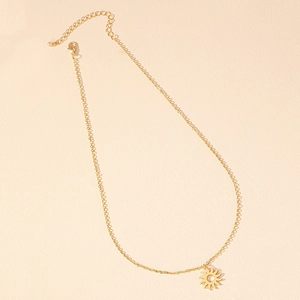 Goldene Sonnenanhänger-Halskette mit hohlem Design und fein polierter Gliederkette