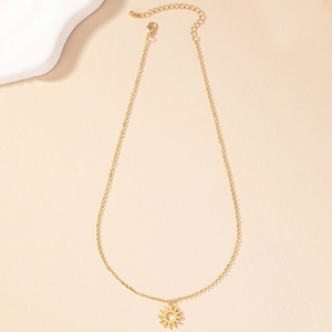 Elegante goldene Sonnenanhänger-Halskette für Damen auf minimalistischem Hintergrund