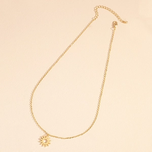 Goldene Sonnenanhänger-Halskette mit hohlem Design und verstellbarer O-Kette auf Rosa