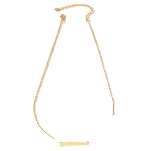 Collier minimaliste plaqué or avec pendentif rectangulaire sur un fond blanc neutre