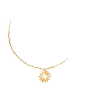 Minimalistische goldene Sonnen-Halskette mit hohlen Strahlen auf weißem Hintergrund