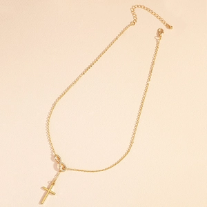 Collana infinito dorata con strass brillanti e un ciondolo a croce in stile minimalista