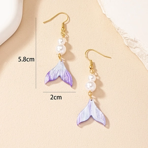Détail des boucles d'oreilles perles sirène avec dimensions de 5,8 cm de long et 2 cm