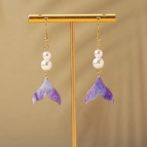Élégantes boucles d'oreilles queue de sirène violettes avec perles et crochets dorés