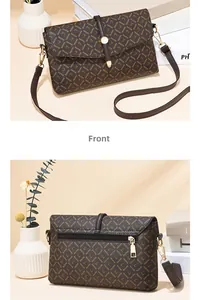 Détails avant et arrière du sac bandoulière marron motif pierre et boucle dorée