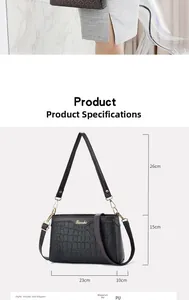 Dettaglio borsa nera in PU a coccodrillo con dimensioni 23x15x10cm e logo dorato