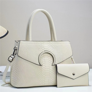 Ensemble de sacs à main beige motif serpent avec boucle métal et bandoulière amovible