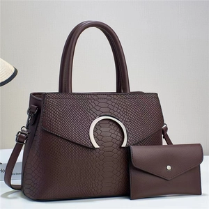 Ensemble sac à main marron foncé effet croco avec grande boucle en métal fer à cheval