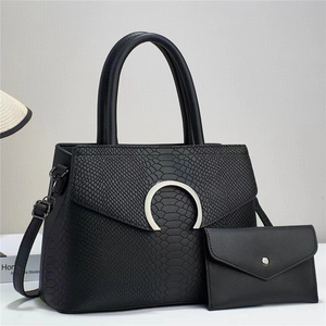 Ensemble cabas noir à motif serpent avec boucle métallique et bandoulière réglable