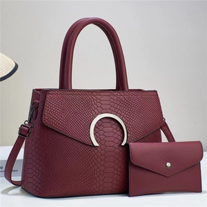Ensemble sac à main et pochette bordeaux à motif croco avec boucle fer à cheval argent