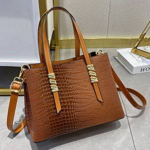 Borsa a mano marrone motivo lucertola con dettagli dorati e tracolla regolabile