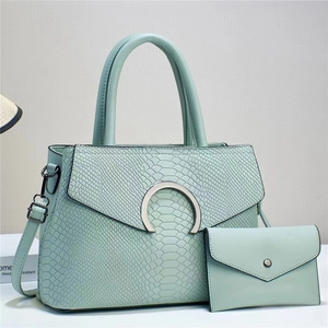 Détail d'un ensemble de sacs vert menthe effet serpent avec boucle fer à cheval