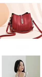 Detailansicht rote Beuteltasche mit Wellenstruktur, Metallkette und Model-Show