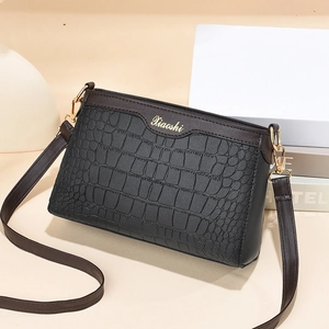 Elegante borsa a tracolla nera con motivo a coccodrillo e fibbie in metallo oro