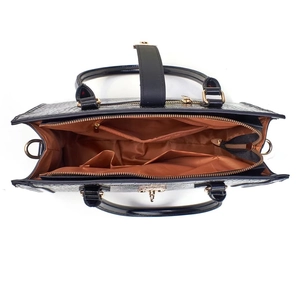 Vue de dessus de l'intérieur du sac à main noir motif crocodile avec ferrures dorées et poches
