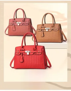 Vue détaillée de la texture tressée et du cadenas doré sur des sacs en cuir de trois couleurs