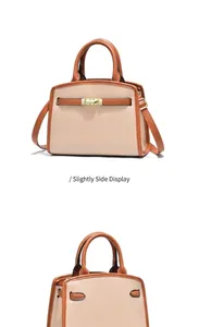 Dettaglio della borsa a tracolla beige e marrone in pelle martellata con fibbia dorata