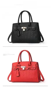Détail de la texture en cuir tressé et du cadenas métallique sur un grand sac cabas