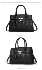 Détail du sac en cuir noir avec serrure métallique, motif tressé et bandoulière amovible