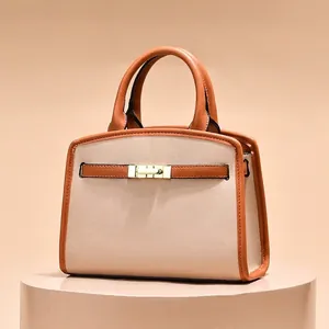 Sac à main élégant bicolore en cuir beige et marron avec fermoir métallique doré