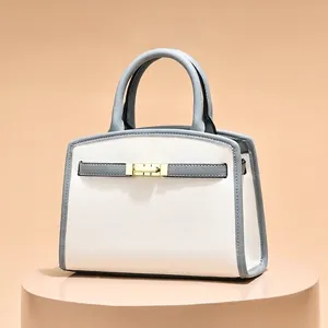 Sac à main structuré bicolore blanc et gris avec fermoir métallique doré chic