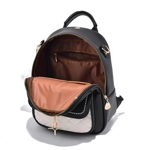 Mini-Rucksack mit Kontrastfarben, gestepptem Sternanhänger und geräumigen Innenfächern