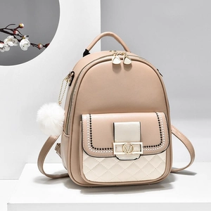 Zaino in pelle beige a contrasto con trama trapuntata, chiusura a V e ciondolo a pompon