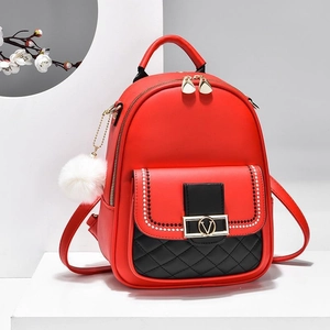 Zaino trapuntato bicolore rosso e nero con pompon bianco e ciondolo con logo V in metallo