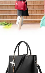 Détail d'un sac à main en cuir PU structuré avec ferrures dorées et breloque pompon