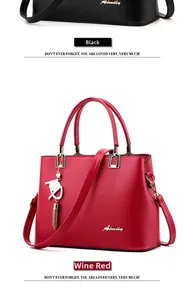 Détail du sac à main en cuir PU grainé avec pompon et accessoires métalliques dorés
