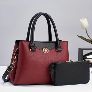 Set borsa tote rossa e portafoglio nero con fibbia nodo dorato e trama martellata