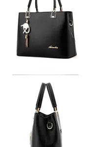 Détails du sac à main en cuir PU noir avec logo doré, pompon et anneaux métalliques en D