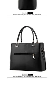 Détail du sac à bandoulière en cuir PU noir avec texture litchi et boucle dorée